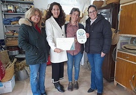 La delegada de Empleo entrega la Carta de Artesana a Ronte Alonso en presencia de la alcaldesa de Quesada.