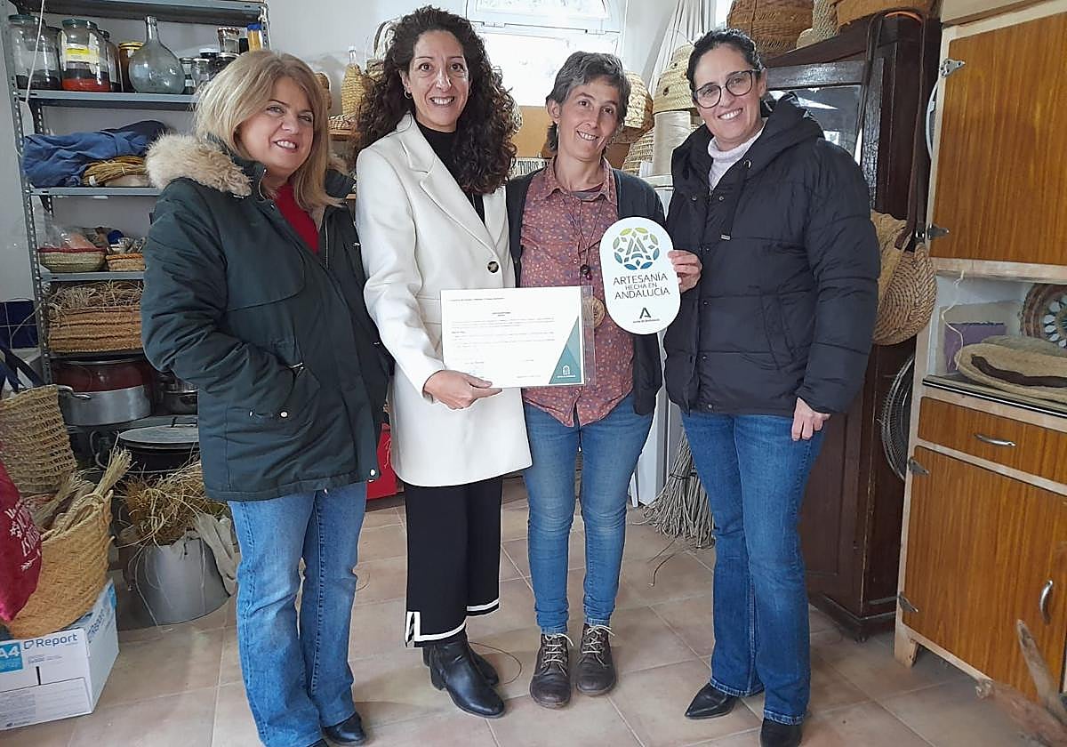 La delegada de Empleo entrega la Carta de Artesana a Ronte Alonso en presencia de la alcaldesa de Quesada.