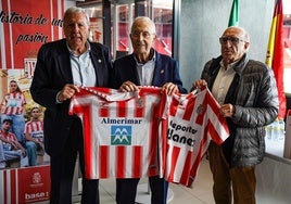 Manolo García, Guillermo Blanes y Sebastián Moyano con las dos camisetas que se venderán.