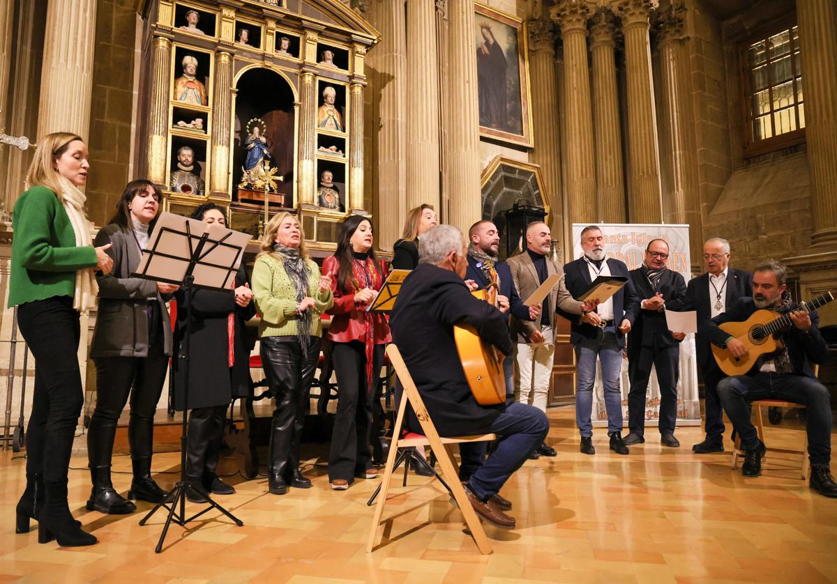 El Coro de la Hermandad del Rocío de Jaén durante la Exaltación