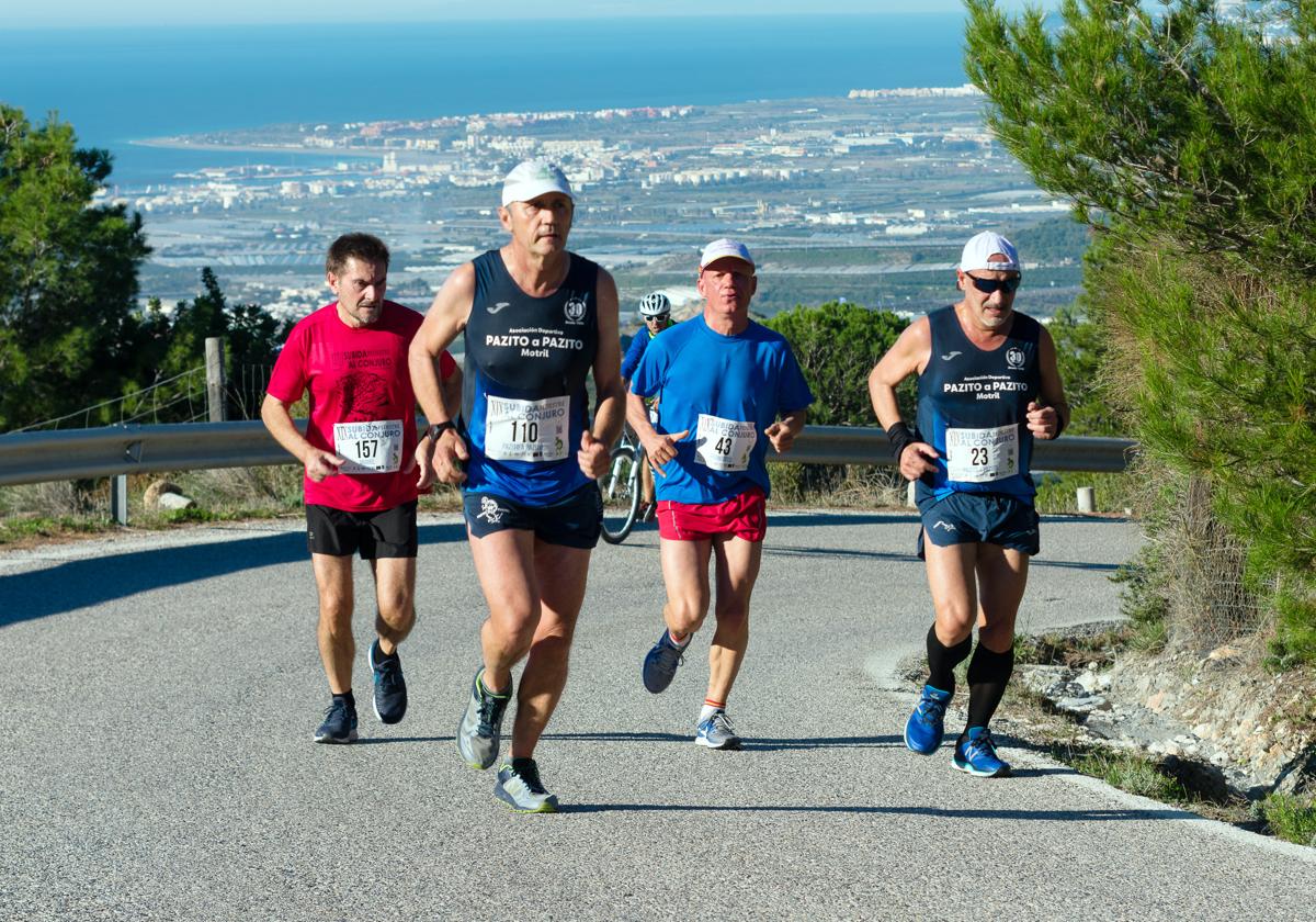 Grupo de atletas en pleno esfuerzo en las cercanías de la meta.