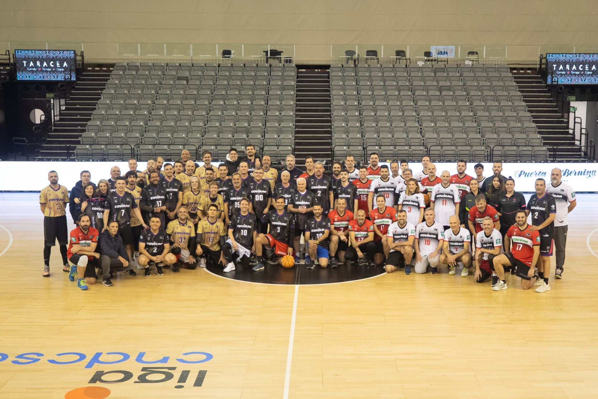 Los participantes del club, patrocinadores y periodistas posan juntos en el centro de la pista.