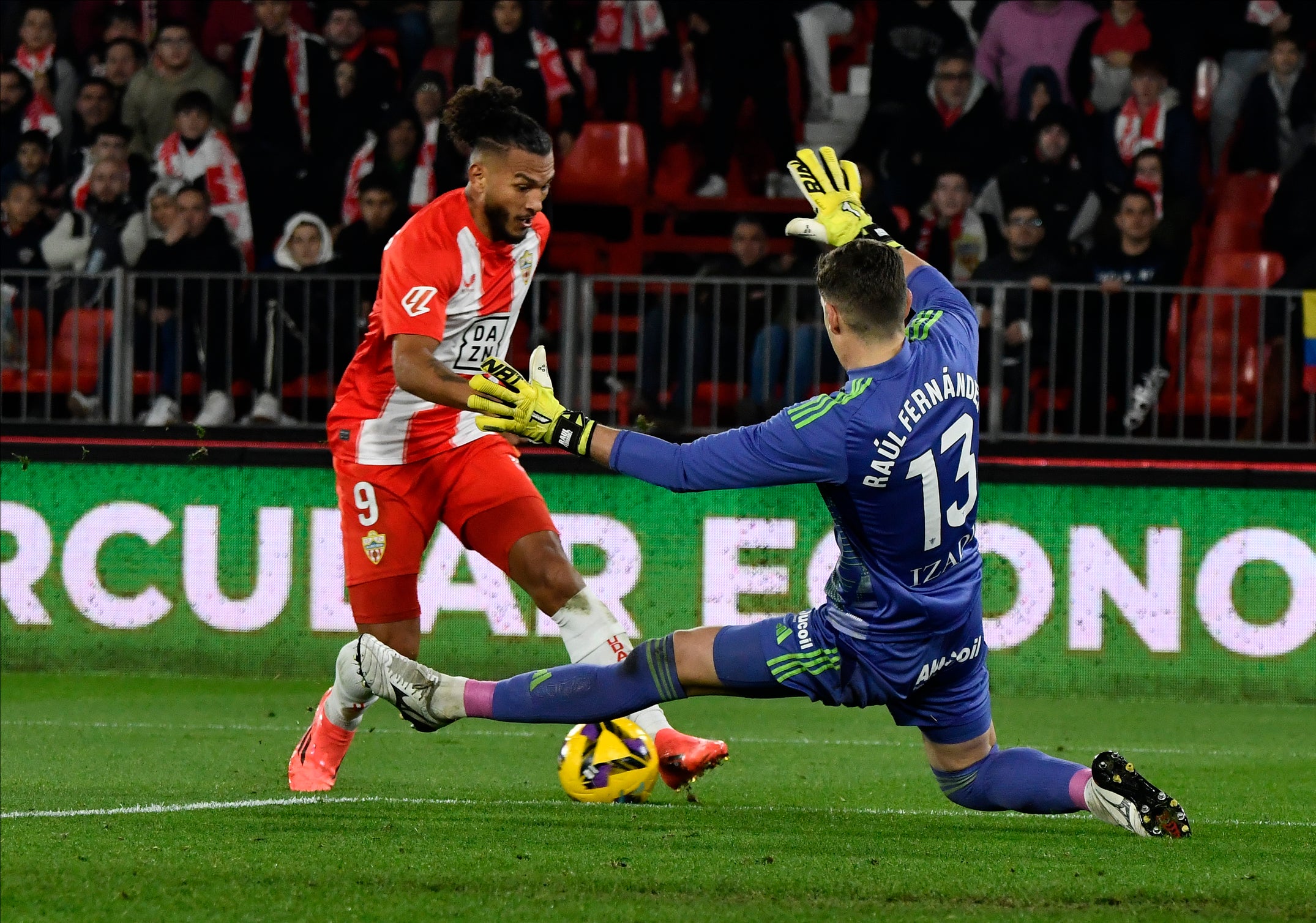 El pichichi rojiblanco, Luis Suárez, encara a un Raúl Fernández que fue un muro.