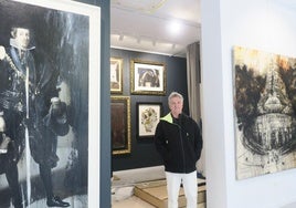 Juan Antonio Ramírez, en el interior de la galería, aún con retoques por hacer el pasado jueves.