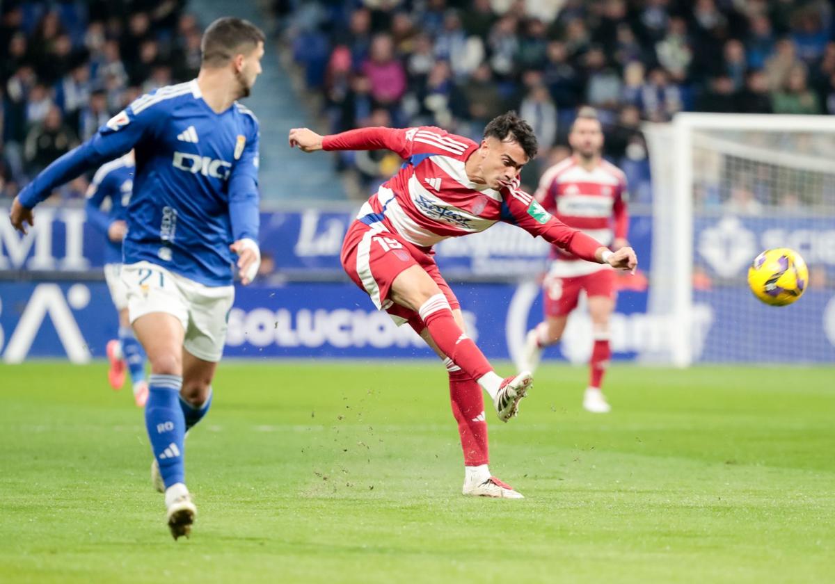 Reinier ejecuta un cambio de orientación en el Carlos Tartiere.