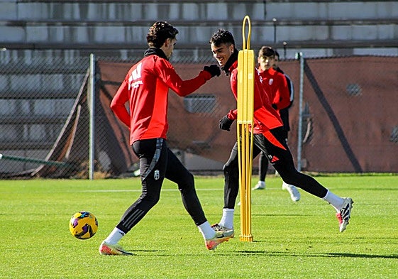 Reinier sonríe durante un ejercicio del último entrenamiento, con Corbeanu delante.
