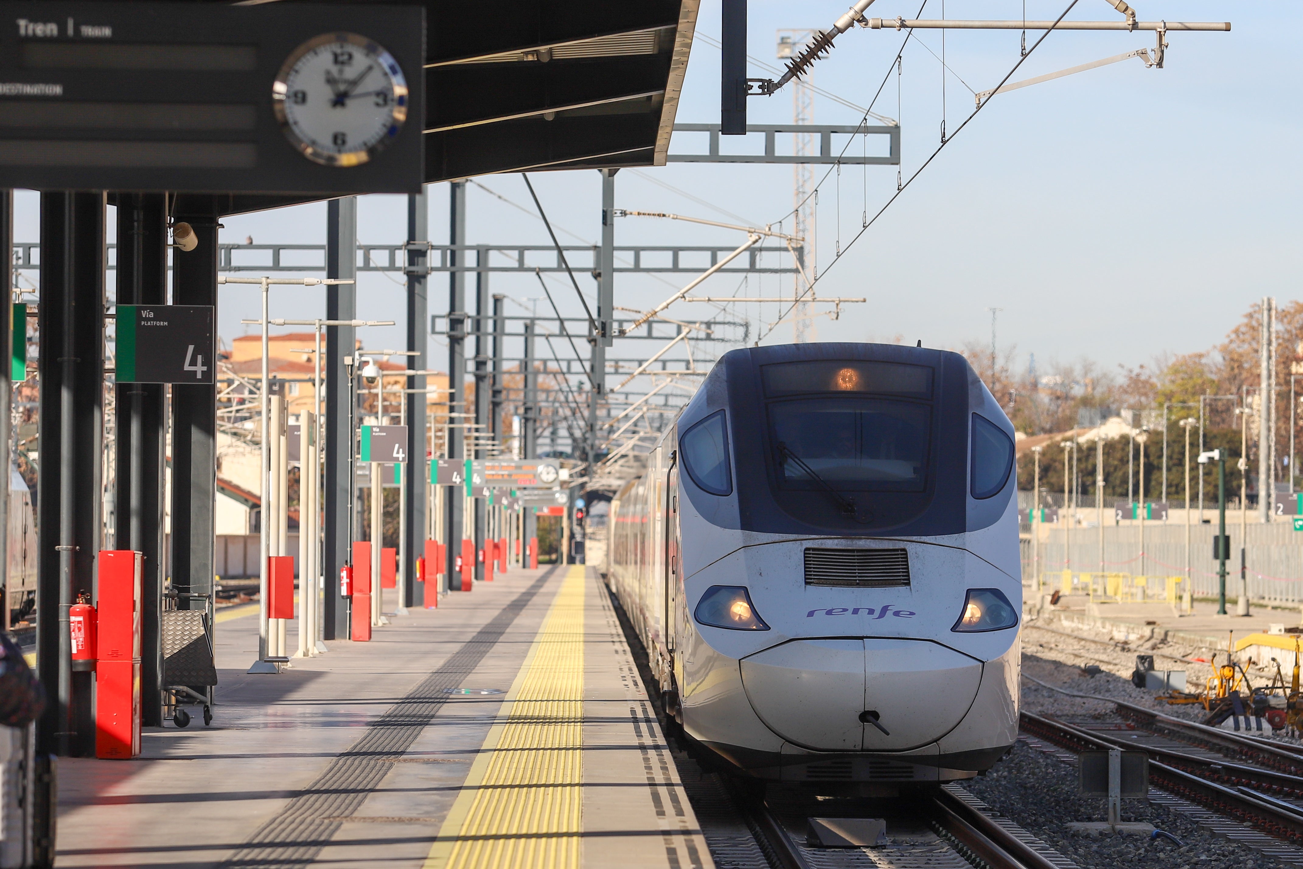 Las imágenes de la llegada de la cuarta frecuencia de tren con Madrid