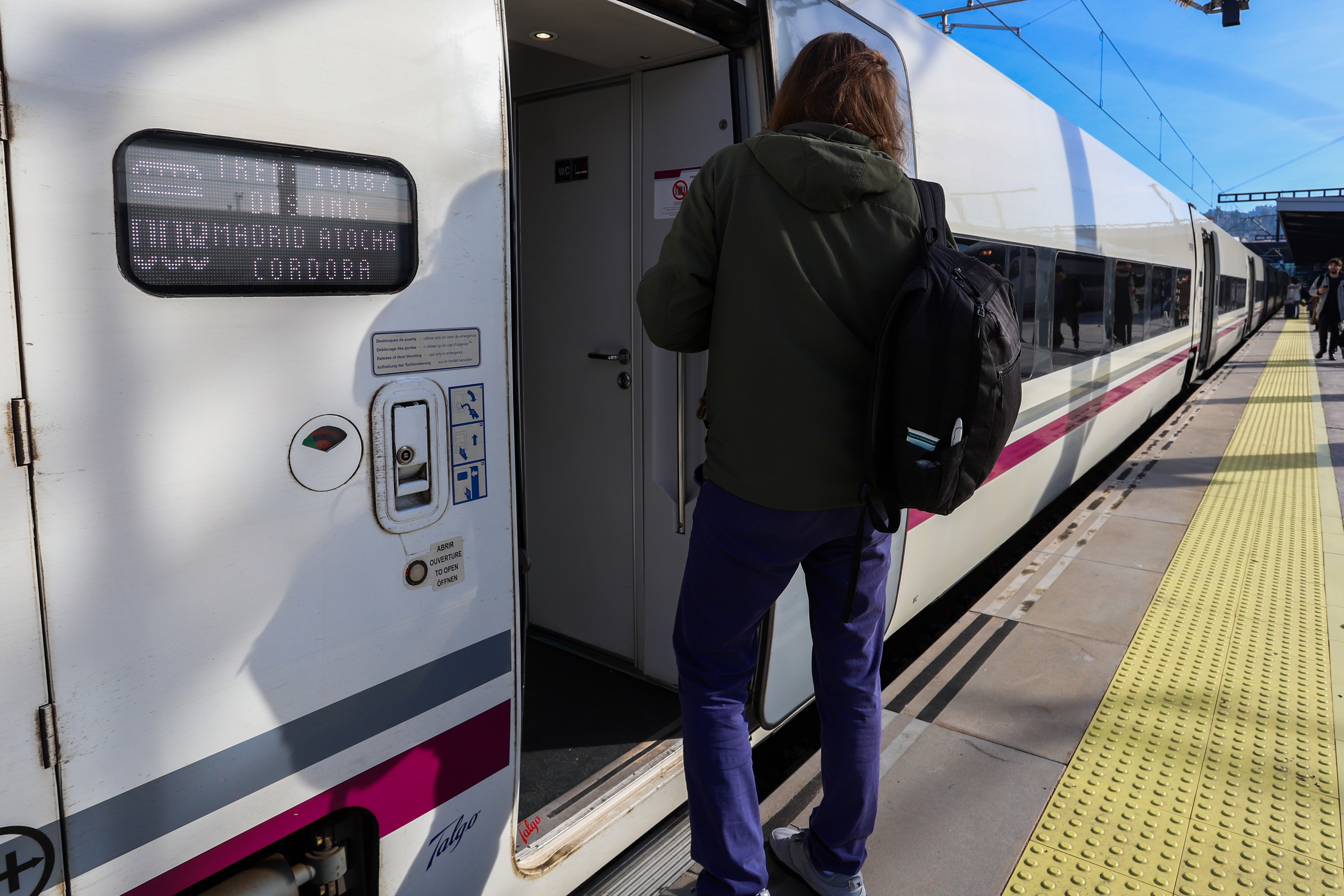 Las imágenes de la llegada de la cuarta frecuencia de tren con Madrid