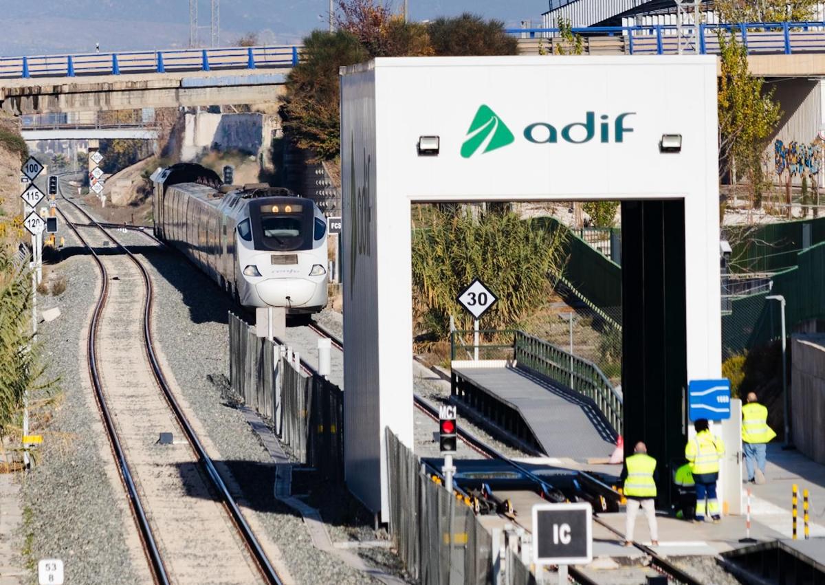 Imagen secundaria 1 - Almería estrena su nueva conexión de tren con Madrid, ahora en Alta Velocidad sin AVE
