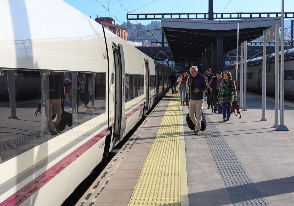 Almería estrena su nueva conexión de tren con Madrid, ahora en Alta Velocidad sin AVE