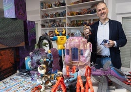 Alejandro Vergara, con algunas de sus figuras de Masters del Universo, en el 'museo' de su casa.