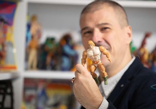 Alejandro, con uno de sus He-Mans.
