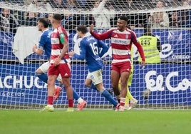 Loïc Williams, en el centro, muestra su enfado tras uno de los goles del Oviedo.