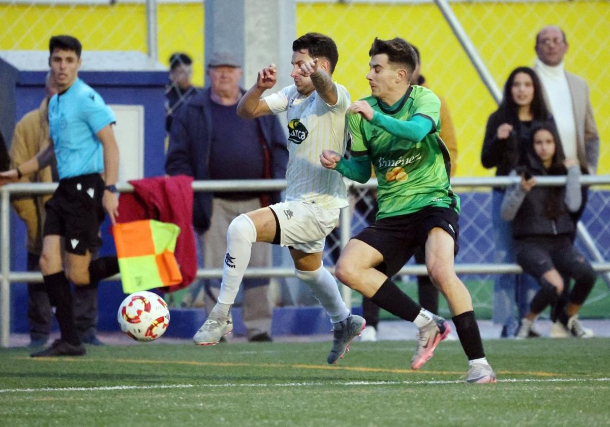 Pugna durante el derbi entre Huétor Tájar y Huétor Vega.