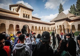 Visitantes en la Alhambra, en el Patio de los Leones.