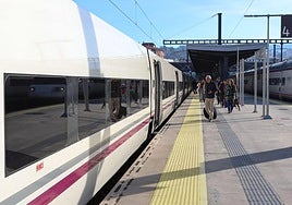 Pasajeros acceden al tren que realiza la nueva conexión con Madrid.