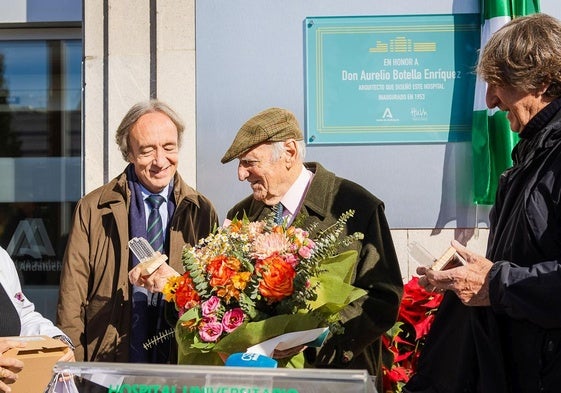 El delegado de Salud, con el hijo de Aurelio Botella y su nieto.