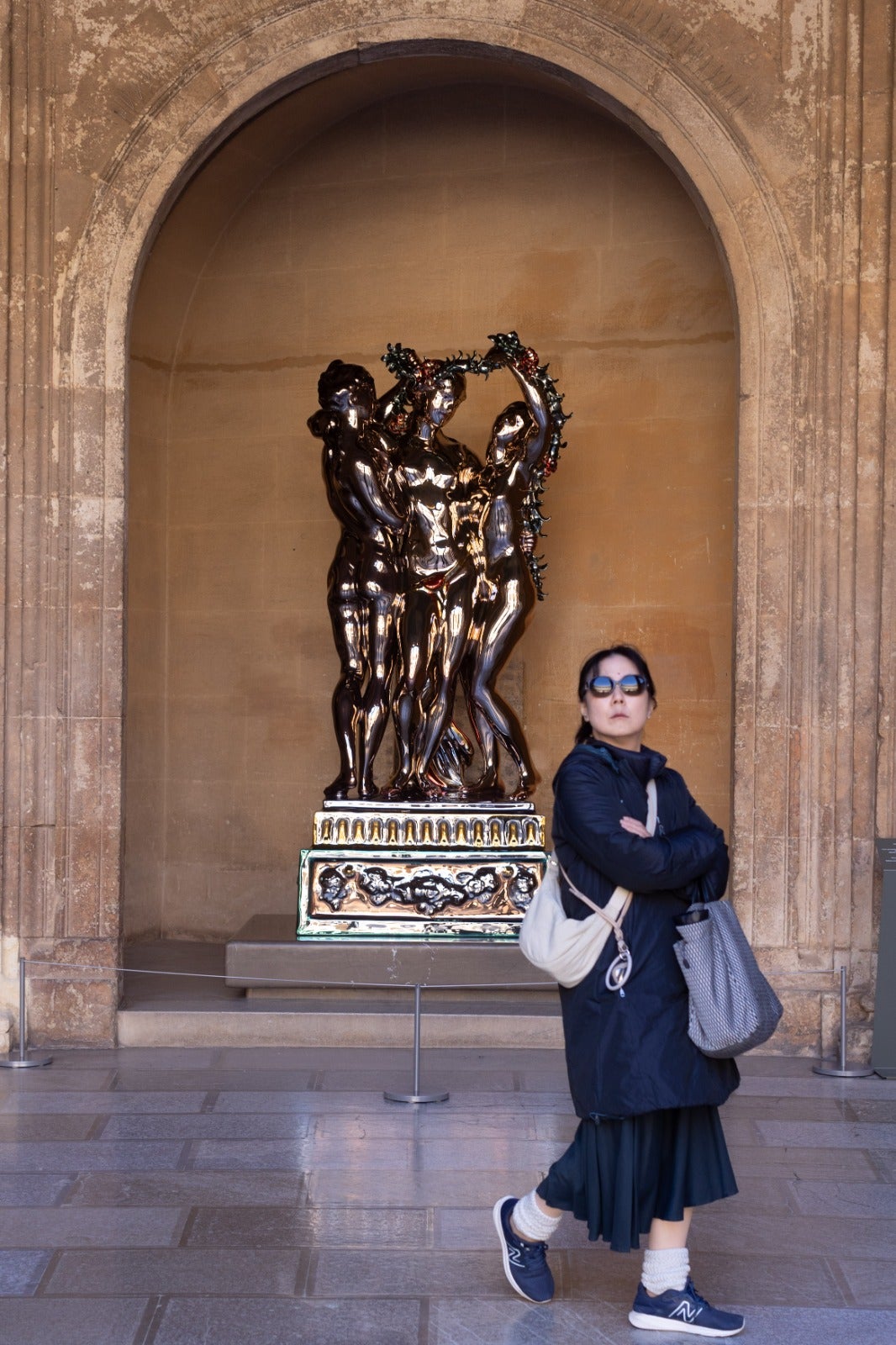 Koons con sus 'Tres Gracias', escultura situada en una hornacina del Palacio de Carlos V.