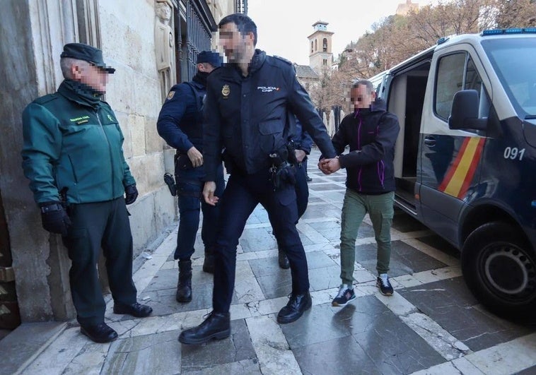 El condenado a su llegada a la Audiencia.