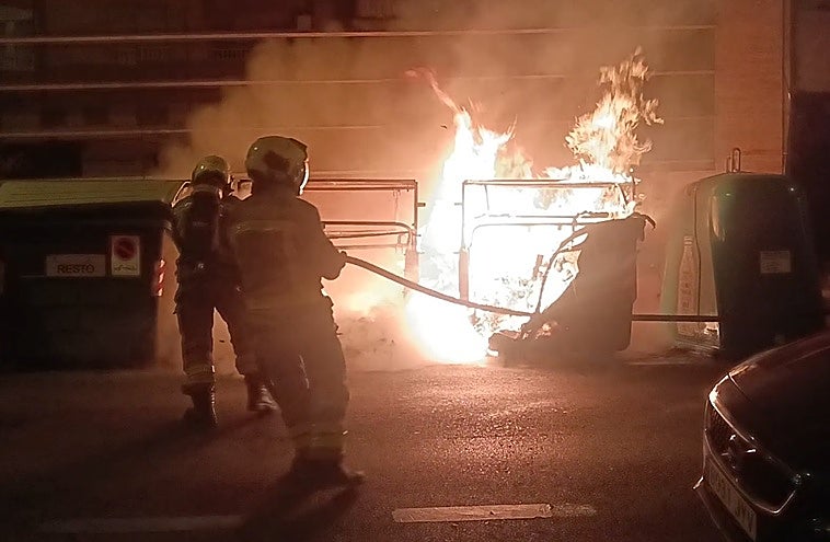 Los bomberos, en el lugar del incendio.