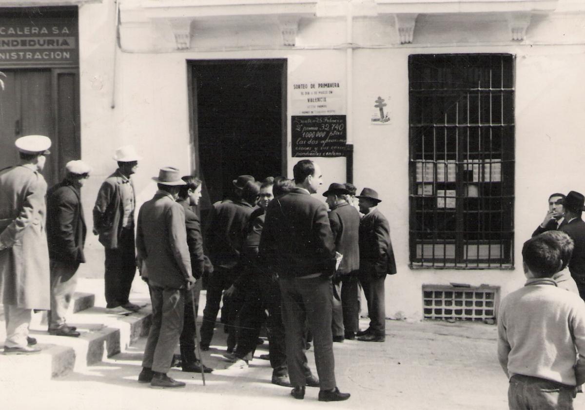 Imagen principal - La administración en la plaza de la Constitución | Pepa y Mari Pepa, la madre y abuela de la actual propietaria | El negocio original en la calle Las Tiendas. cedida por la familia.