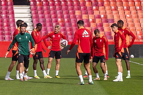 Los futbolistas del Granada se preparan para entrenar en Los Cármenes.