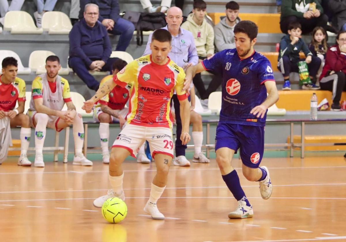 Isma Vacas controla el balón.