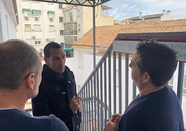 En primer plano el delegado de Educación, Francisco José Solano Rodríguez, y detrás la cubierta afectada.