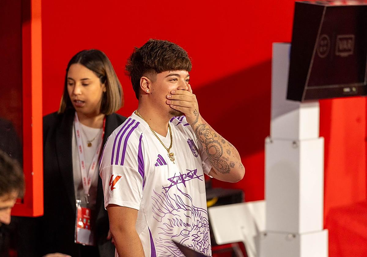 El artista Saiko, en Los Cármenes con su cuarta equipación granadinista.