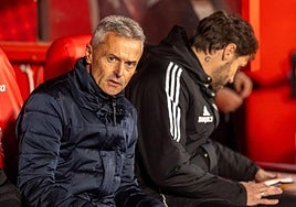 Fran Escribá aguarda al comienzo del partido desde su banquillo.