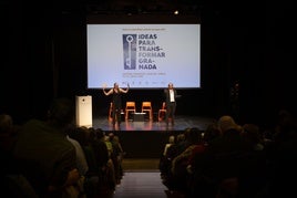 Los científicos Alicia Pelegrina y Emilio García, del Instituto de Astrofísica, presentaron el evento.