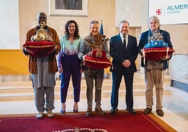 La alcaldesa y el concejal de Cultura entregan las coronas a los emisarios de los Reyes Magos en Almería.