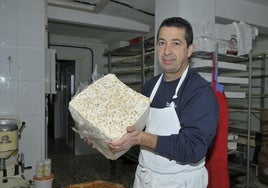 Pedro Andrés Valverde elabora turrón de almendra en grandes bloques.