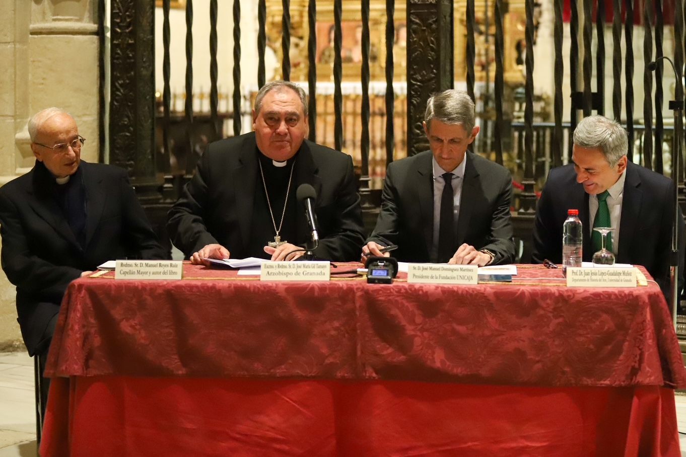 El acto contó con la presencia del autor, Manuel Reyes, el arzobispo, José María Gil Tamayo, el presidente de la Fundación Unicaja, José Manuel Domínguez y el y el profesor de Historia del Arte de la Universidad de Granada Juan Jesús López-Guadalupe Muñoz.