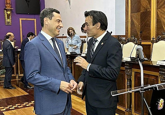 El presidente andaluz y el alcalde de Jaén, en el Ayuntamiento en 2023.