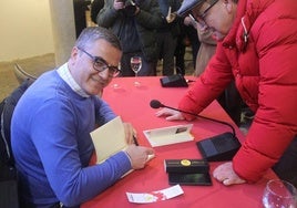 David Gómez firmando ejemplares a sus lectores