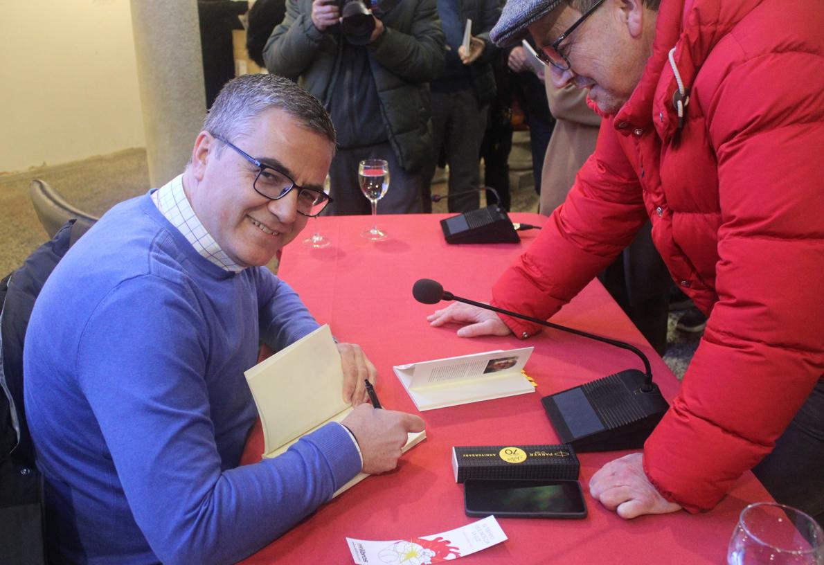 David Gómez firmando ejemplares a sus lectores