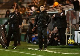 Rubi dando instrucciones desde el banquillo en A Malata