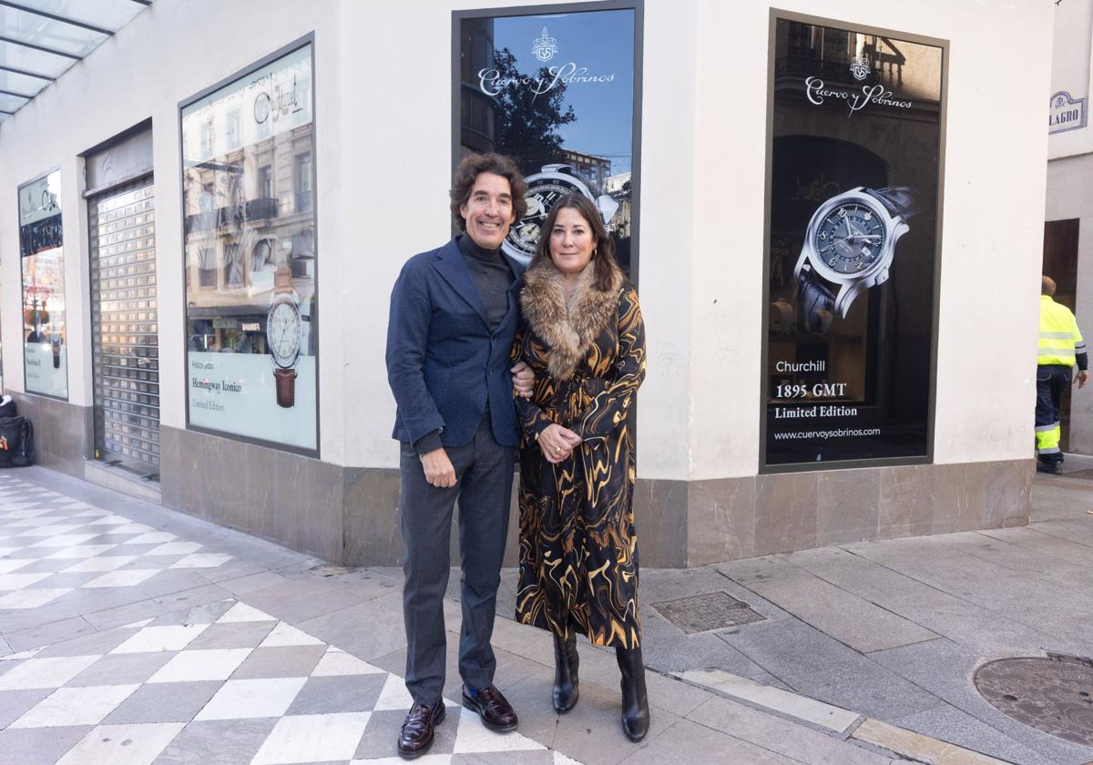 Daniel y Maribel Soler en la puerta del nuevo edificio donde abrirán su segunda tienda en Reyes Católicos la próxima primavera.