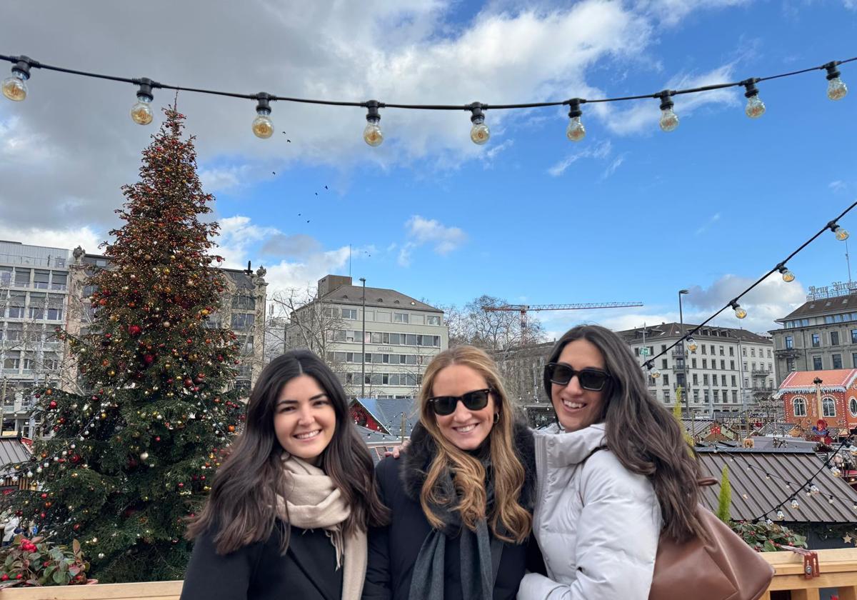 La granadina Inés Alba, en el centro, con dos amigas en Zúrich.