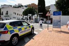 Un vehículo de Policía Local vigila un centro de votación en las elecciones municipales.