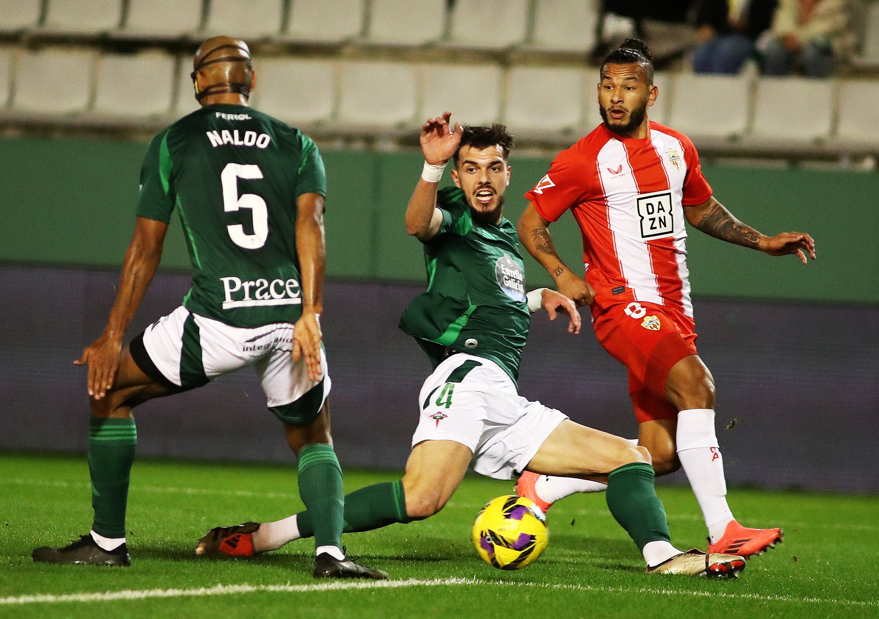 Luis Suárez 'marcó' distancias y goles, volviendo locos a Naldo y Puric, los dos centrales del Racing de Ferrol.