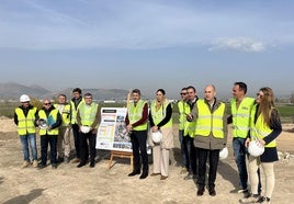 El delegado del Gobierno, junto al subdelegado, la alcaldesa de Atarfe y el equipo de la constructora este jueves durante la visita de las obras.