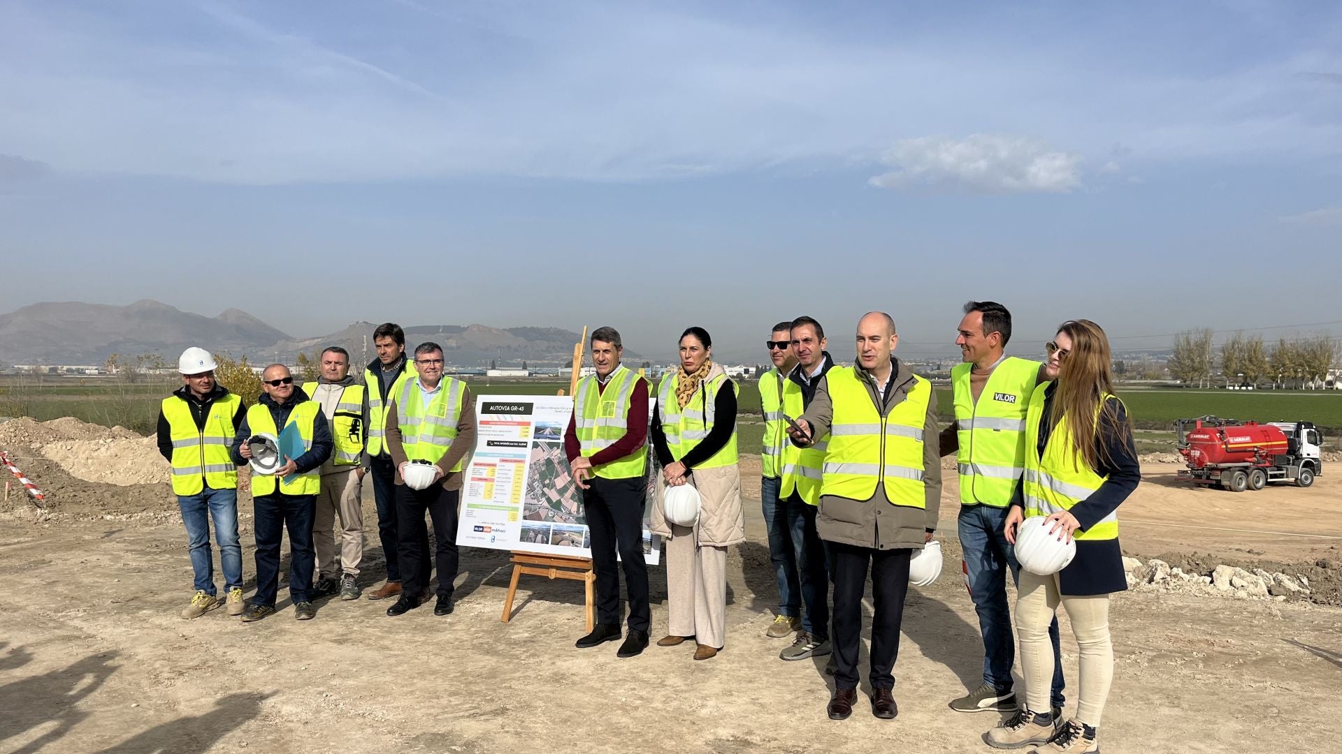 El delegado del Gobierno, junto al subdelegado, la alcaldesa de Atarfe y el equipo de la constructora este jueves durante la visita de las obras.