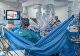 Profesionales emplean el robot Da Vinci en una intervención quirúrgica.