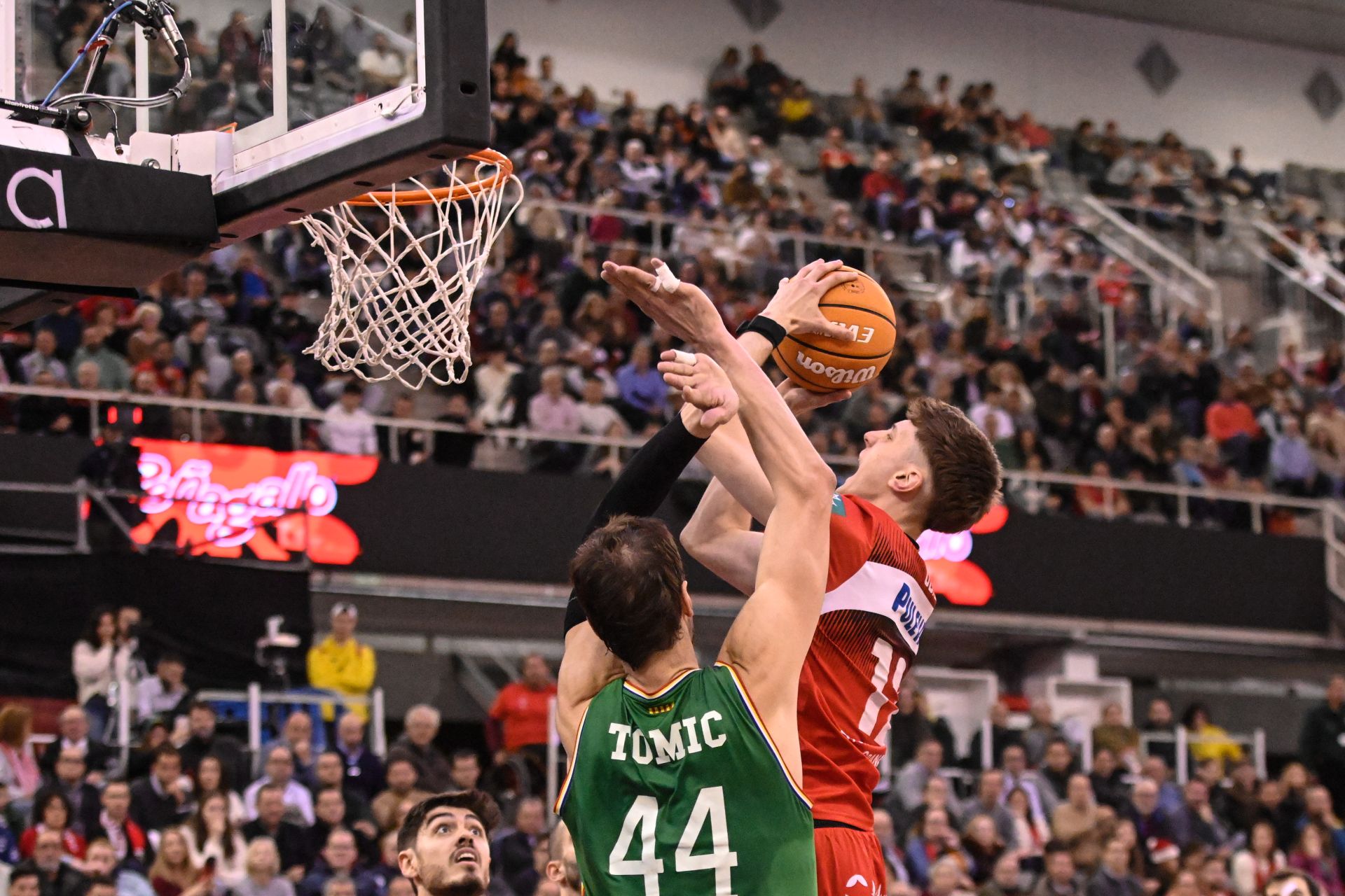 Agustín Ubal penetra para encestar de cerca ante Tomic.