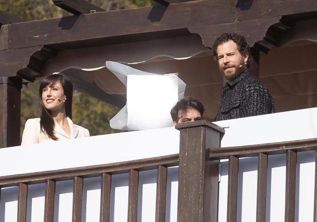 Natalia de Molina y Álvaro Cervantes, en el balcón del Carmen de la Victoria, antes de la lectura de nominados, desde el patio del Ave María.