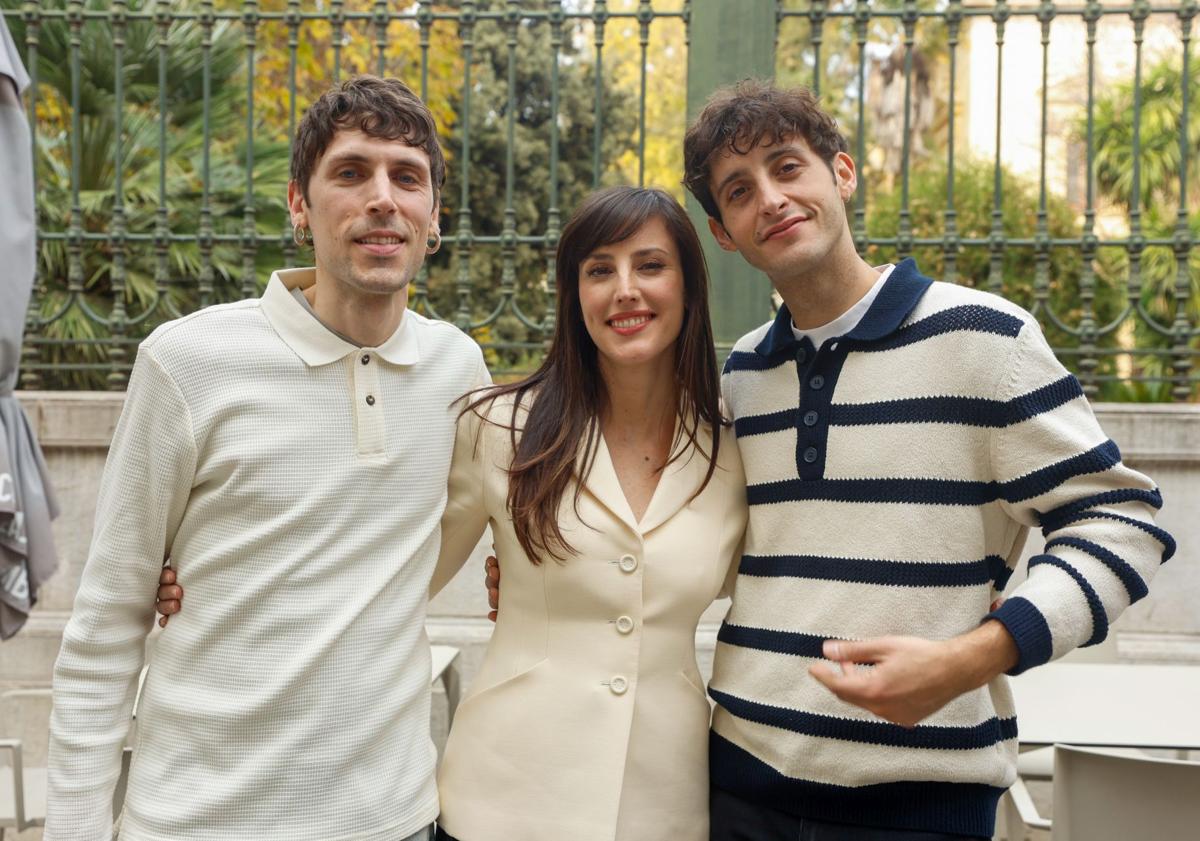 Imagen principal - Cristalino, Natalia de Molina y Dani Ibáñez, con el resto de la banda de 'Segundo Premio'. 