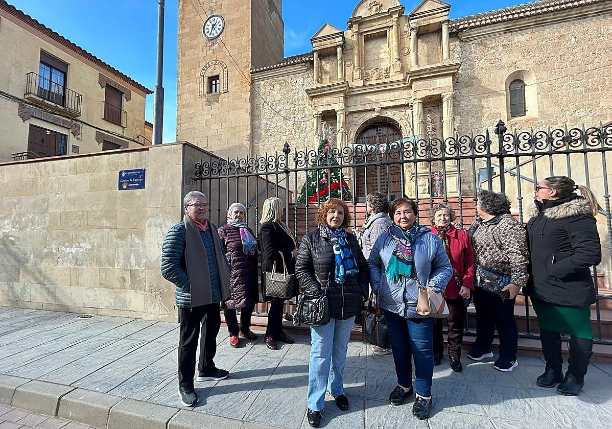 Vecinas de Guadahortuna que han decorado el pueblo.