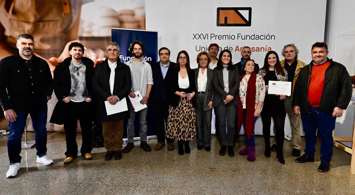 Foto de familia de los premiados con representantes de las entidades Fundación Unicaja y Diputación provincial